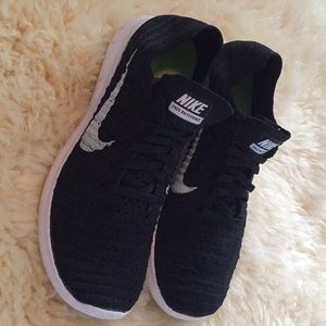 Nike FlyKnit Sneakers